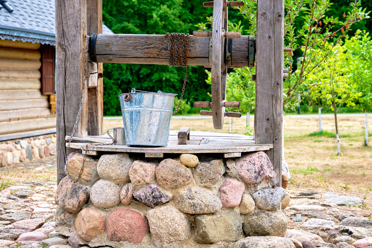 Колодец из камня на дачном участке