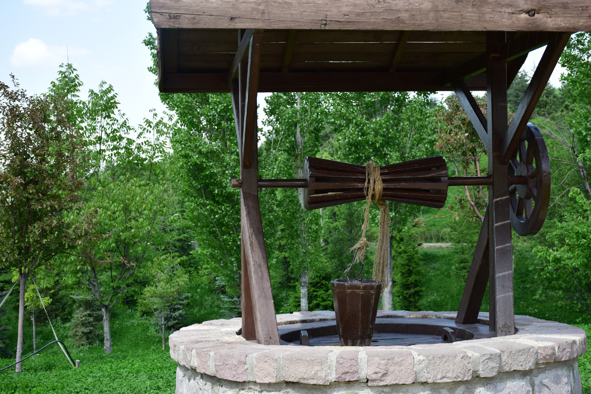 Колодец в стиле кантри на дачном участке
