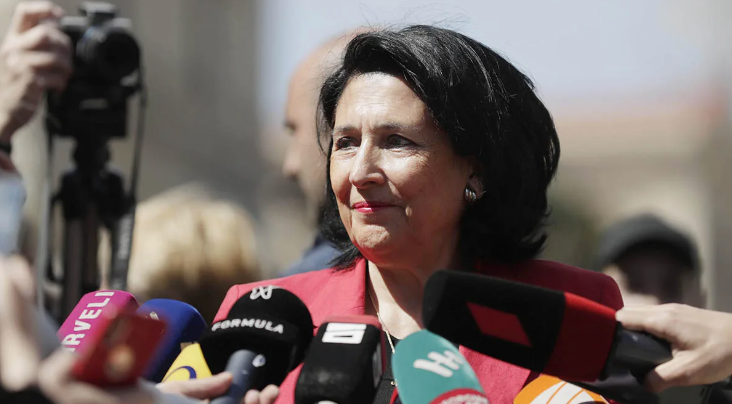 Зурабишвили нельзя пускать к микрофону - она начинает говорить ужасные вещи (фото с сайта vm.ru)