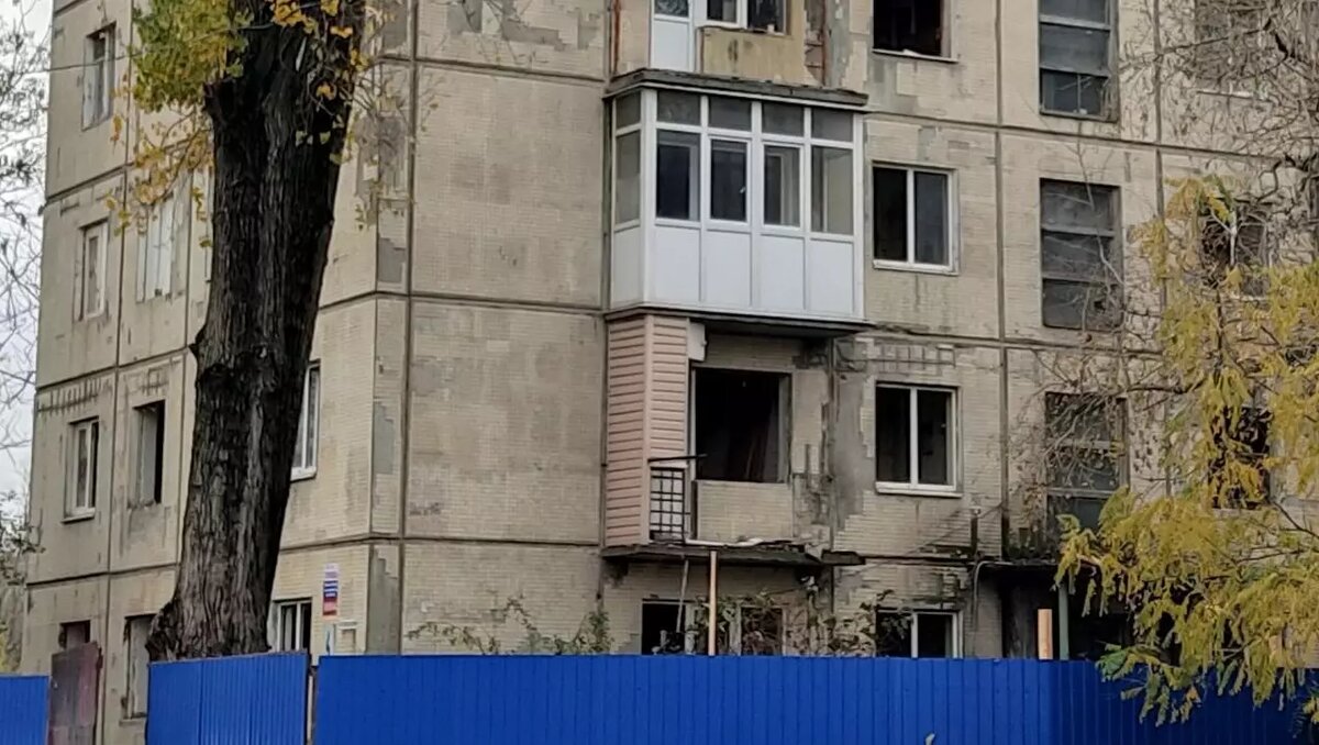     Здание в Кривошлыковском, 4 обнесли забором и готовят к сносу, сообщили администраторы Telegram-канала «Кривошлыковский, 4».