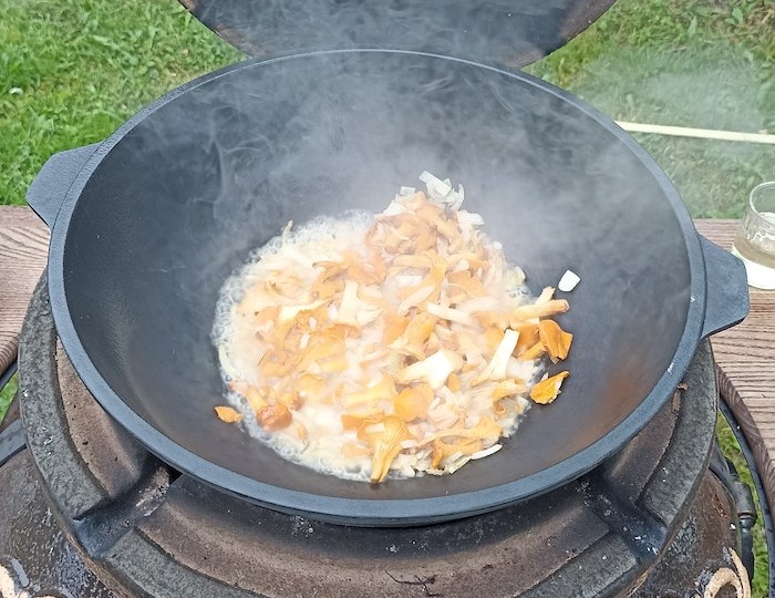 Лисички в сметане, приготовленные на тандыре. Рецепт от Олега Ольхова