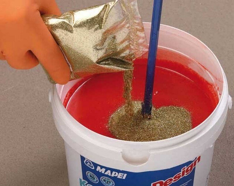 Добавление золотистого пигмента к заколерованной штукатурке 