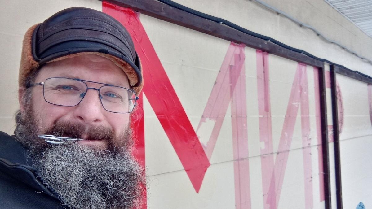    Дмитрий Скурихин на фоне своего магазина. Фото из личных соцсетей Скурихина