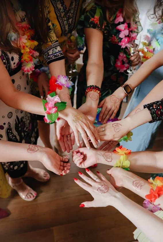 Часть этих рук принадлежат жительницам разных стран :)