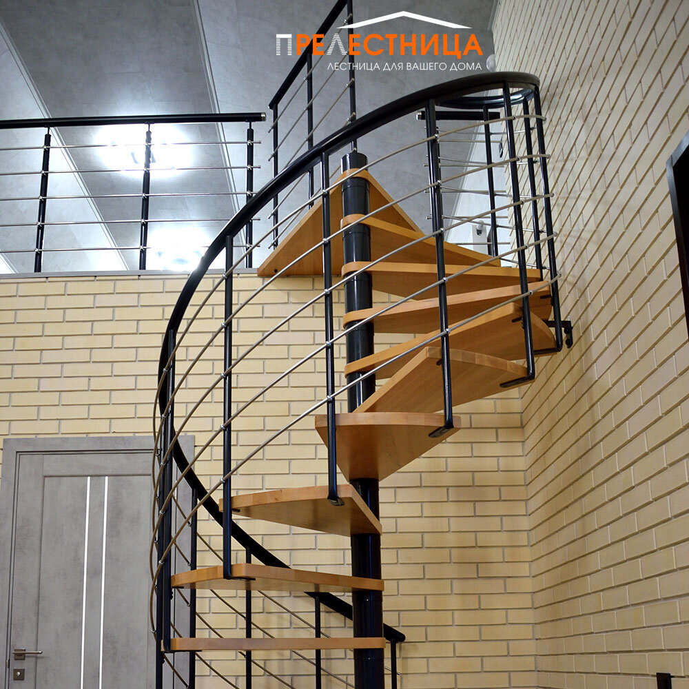 Винтовая лестница с металлическим столбом и деревянными ступенями