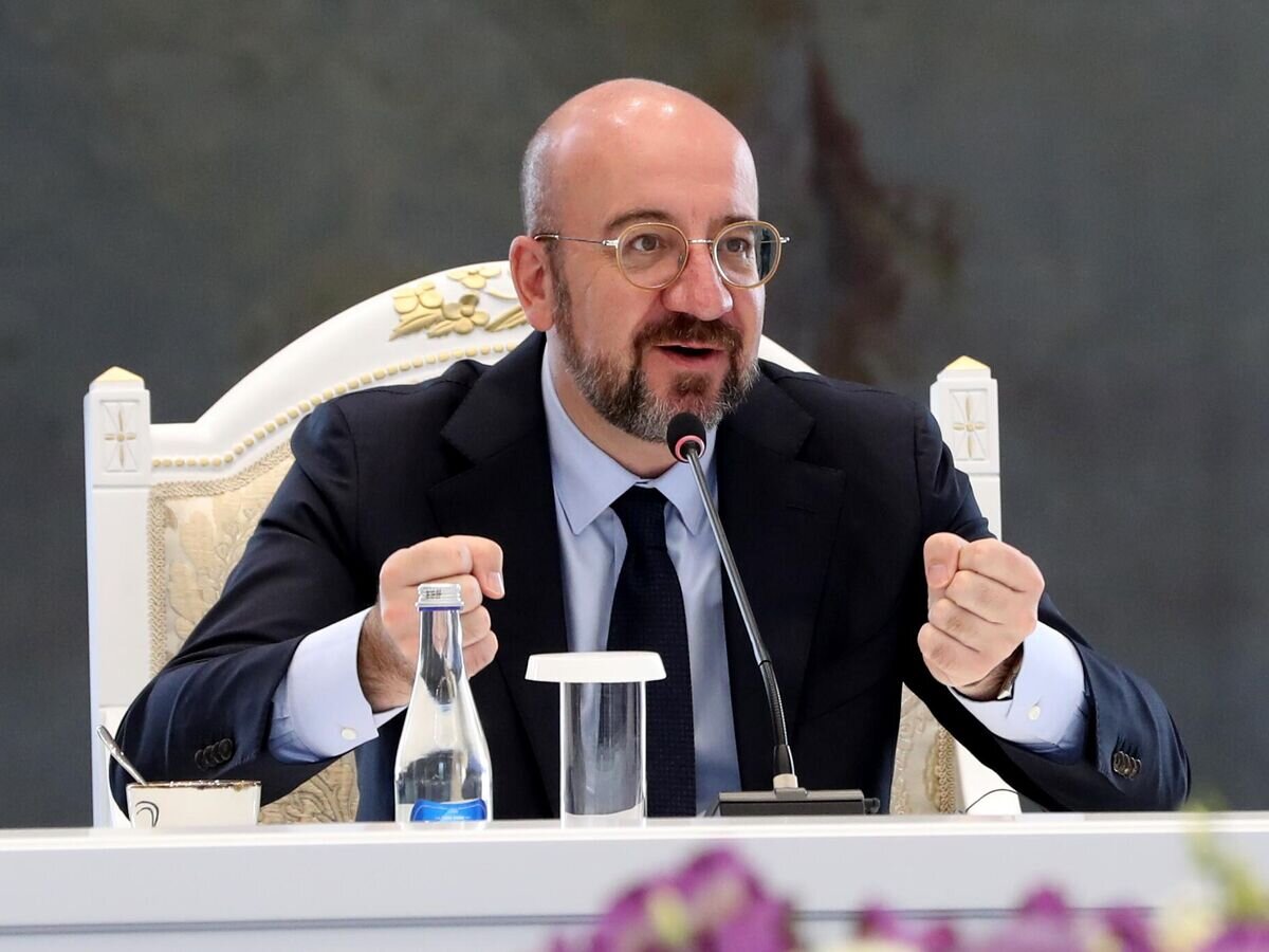    Президент Европейского Совета Шарль Мишель во время встречи с президентом Киргизии Садыром Жапаровым в рамках саммита "ЕС -Центральная Азия" в Чолпон-Ате© Sputnik / Игорь Егоров