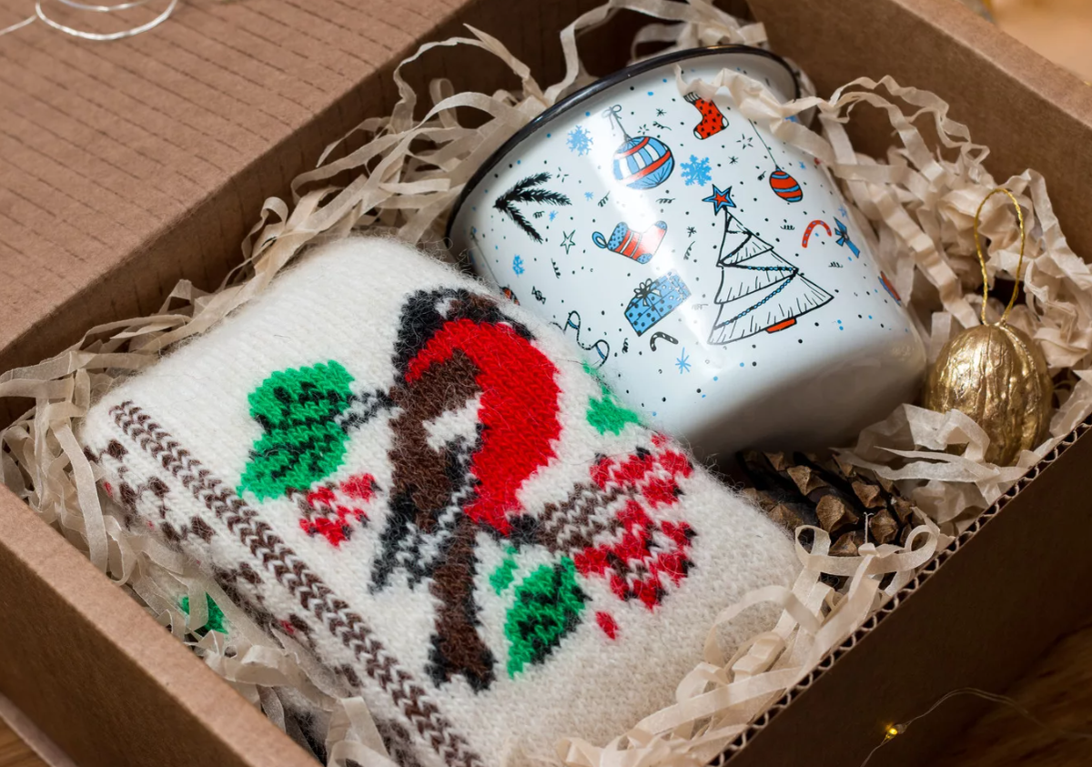 Креативные подарки к новому году. Подарки на новый год 2024 идеи друзьям. Уютные подарки на новый год идеи. Необычные новогодние подарки. Ящик подарочный новогодний.