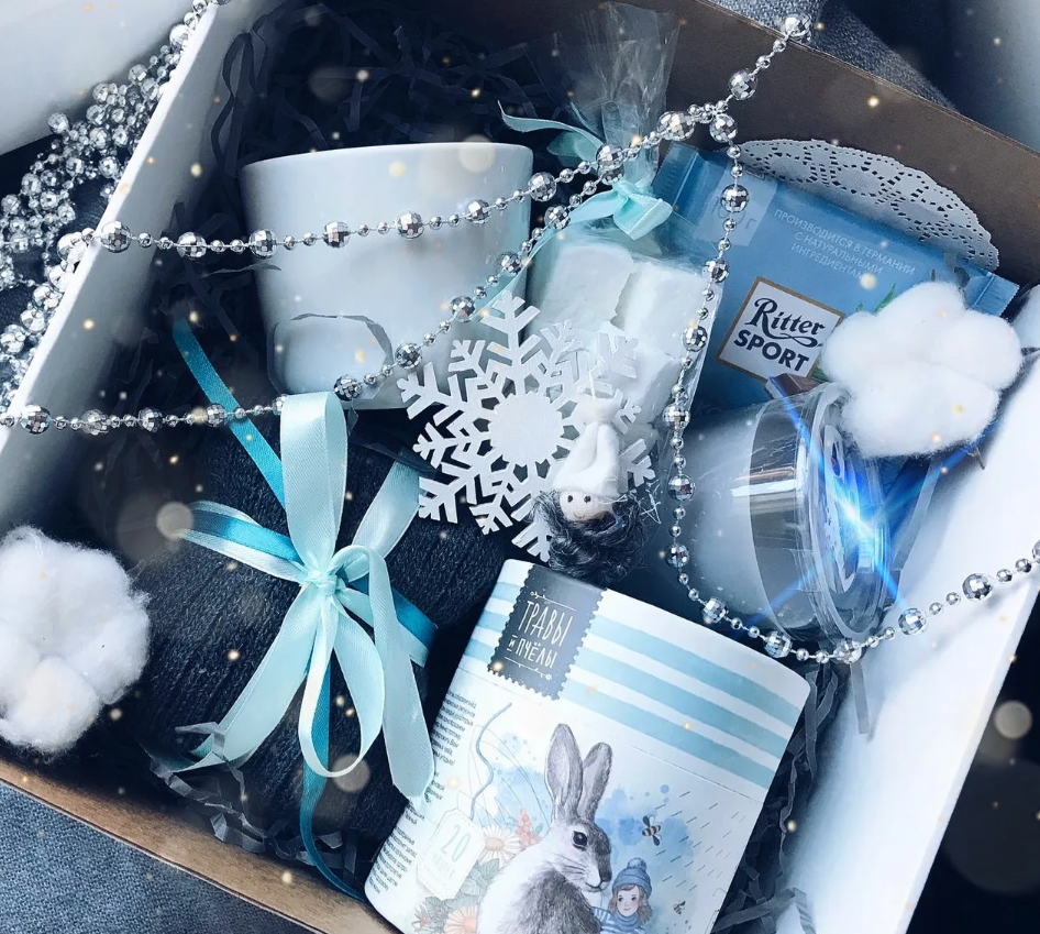 Year box. Подарочный новогодний набор.. Подарочные боксы на новый год. Красивые новогодние подарочные наборы. Новогодний бокс подарок.