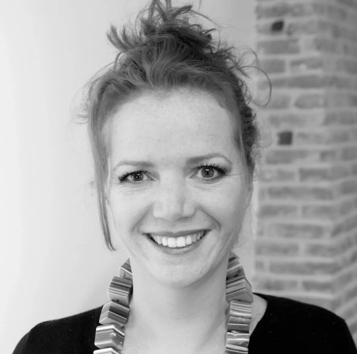 Амели Буржуа                                                    Источник фото: https://www.tvoy-parfum.ru/products/magnolart-le-cercle-des-parfumeurs-createurs_153239/ 