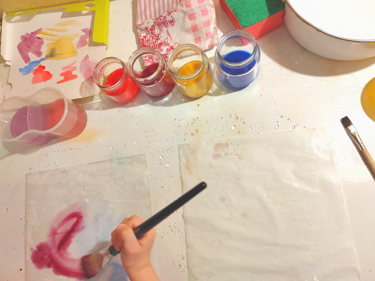 Я кальку только намочила, дочка уже наносит краску 