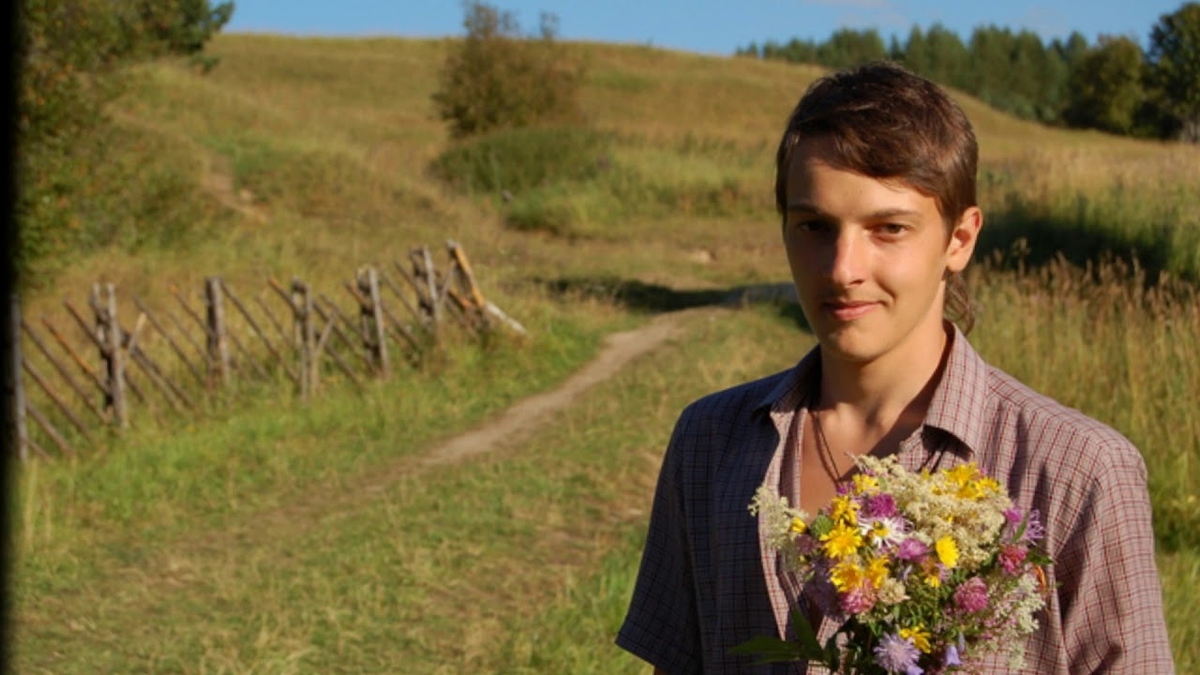 Городской человек в деревне. Деревенский парень. Сельский парень. Красивый деревенский парень. Красивый сельский парень.