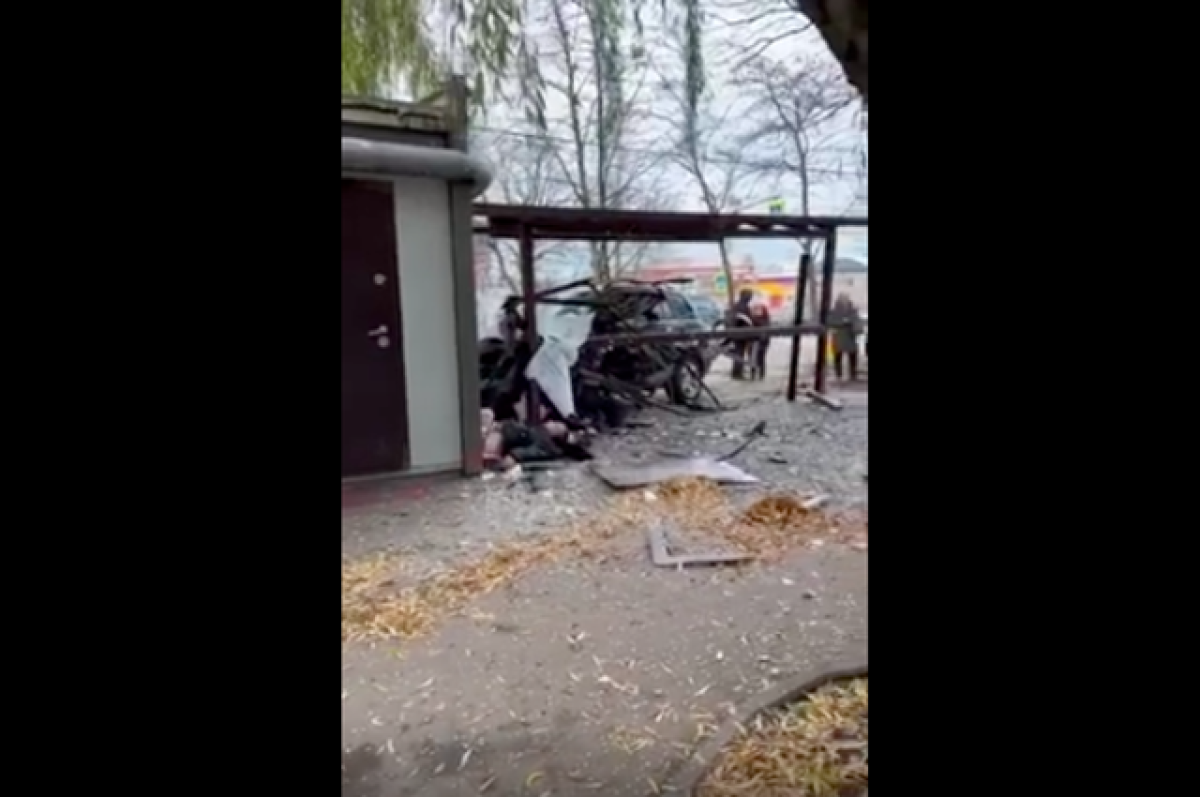    В Калининграде автомобиль врезался в остановку с людьми