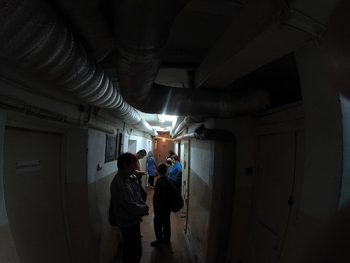 сентябрь 2023 год Коломна стоматологическая муниципальная клиника на Калинина. Очередь в рентген кабинет для детей и взрослых. В подвале - без стульев и вентиляции. Среднее время в очереди не менее 1 часа