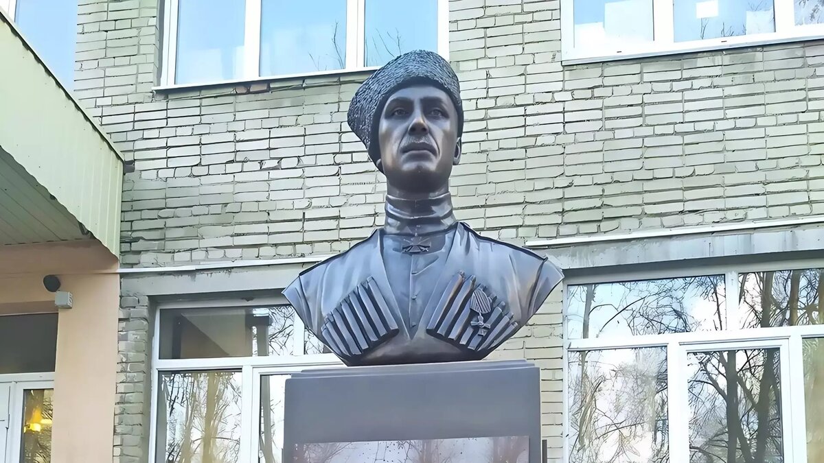     В Ростове решили прикрыть памятник Петру Врангелю, в социальных сетях горожане рассказали, что монумент оградили черным каркасом.