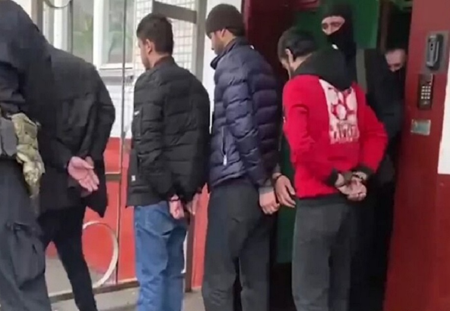 двое 12 летних детей мигрантов. толпа девочек. мигранты в москве избивают подростков. украли ребенка двое мужчин. двое 12 летних детей мигрантов.