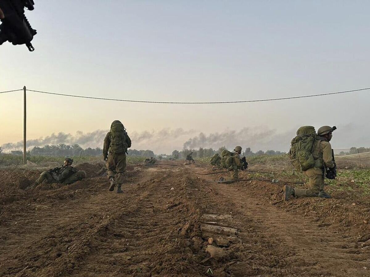    Израильские военные во время наземной операции на территории сектора Газа© AP Photo / Israel Defense Forces