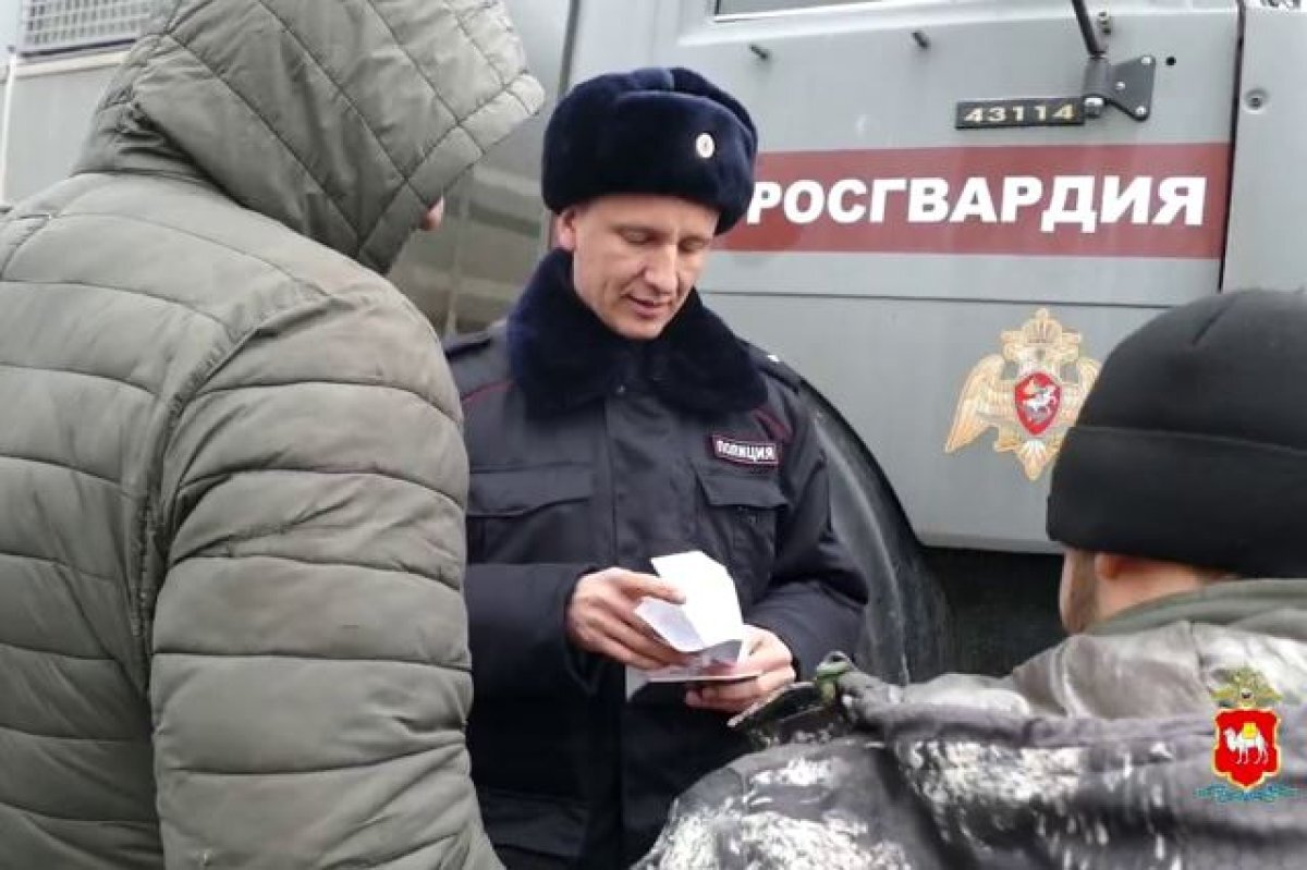    Мигранты получили повестки во время рейдов полиции по челябинским рынкам