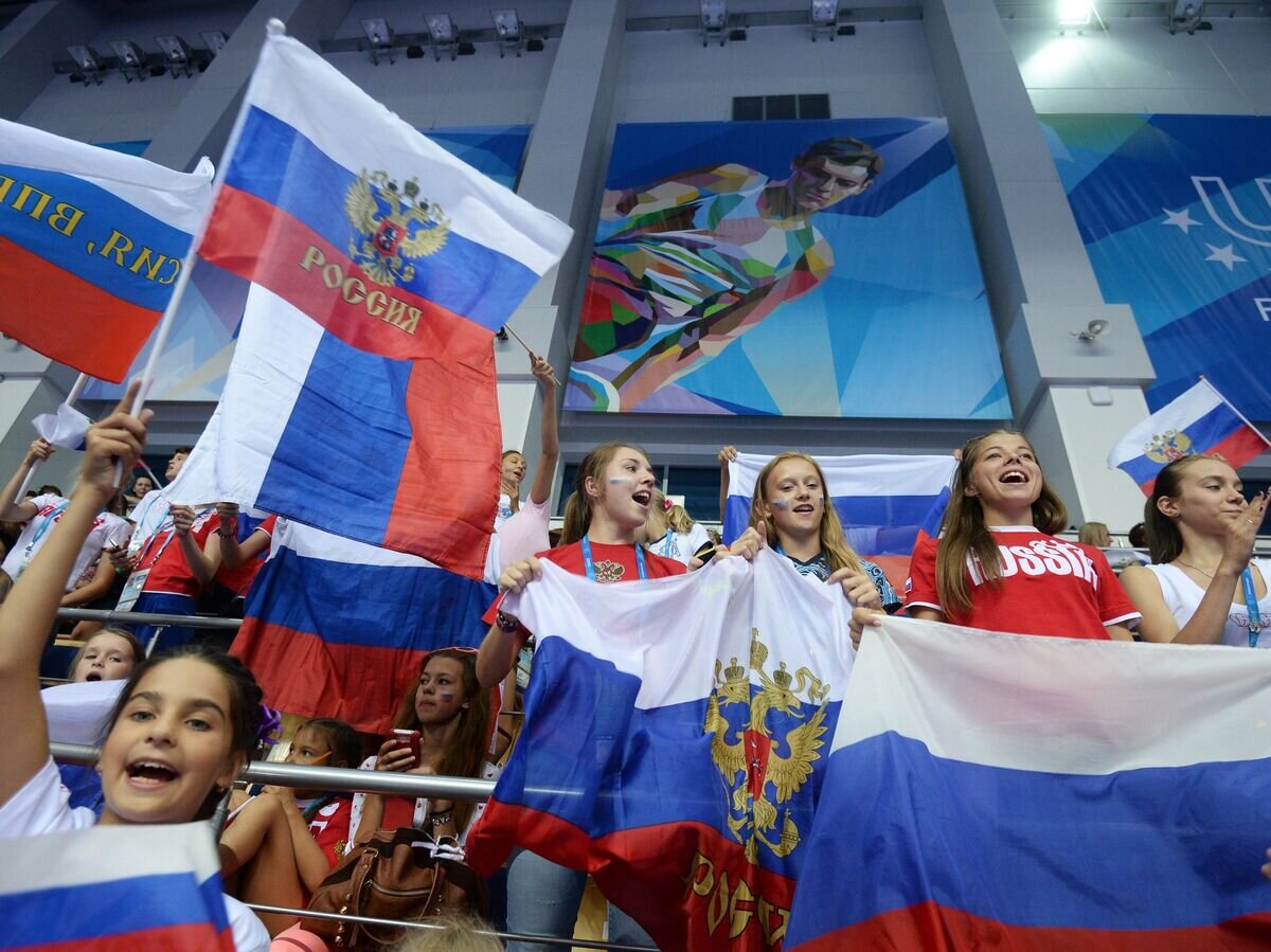 Спортсмен с российским флагом