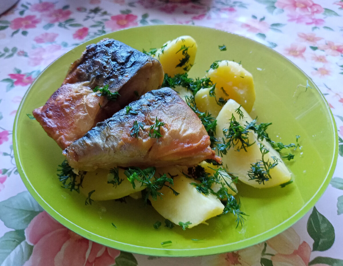 Скумбрия с отварной картошкой
