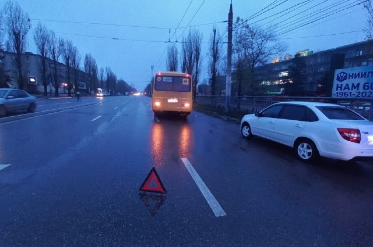    В Воронеже на сбитого пешехода наехал школьный автобус
