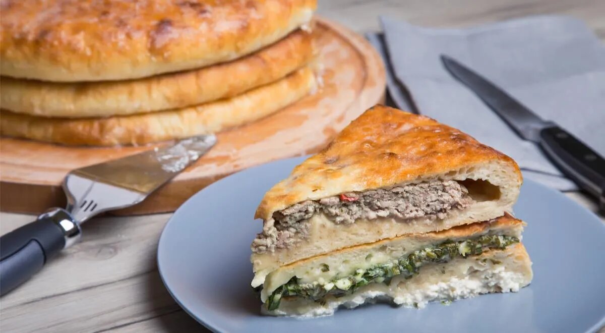 Три осетинских пирога, сложенных стопкой, — символ гармонии