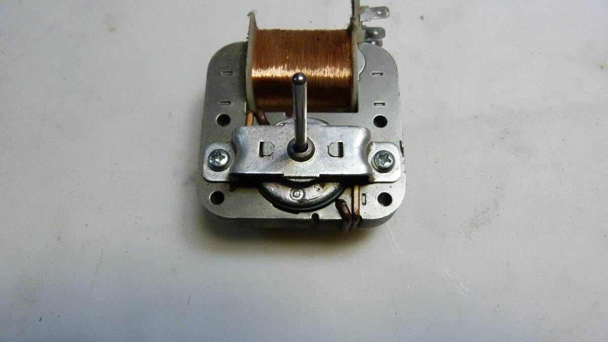 Электродвигатель вентилятора.