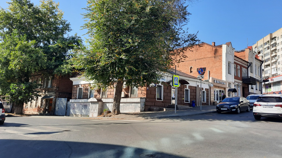 Угловое дворовое место на пересечении улиц Мичурина (Малой Сергиевской) и  Октябрьской (Полицейской ).На нём находится двухэтажный каменный дом и деревянный одноэтажный флигель частично на полуэтаже, обложенный кирпичом. Дома Л.Я.Поморцевой.