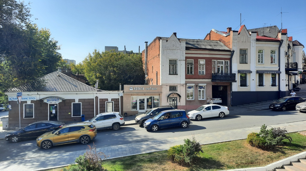 Ул. Волжская (Армянская). На фото видно, что торцевая стена  двухэтажного дома , на фото справа,  глухая и служит брандмауэром с соседним участком .