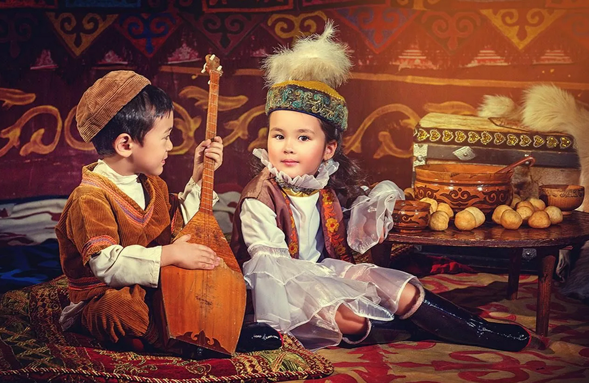 казахские игрушки. казахские бабушка и дедушка. баланы тәрбиелеу. бала тәрбиесі. баланы 570.