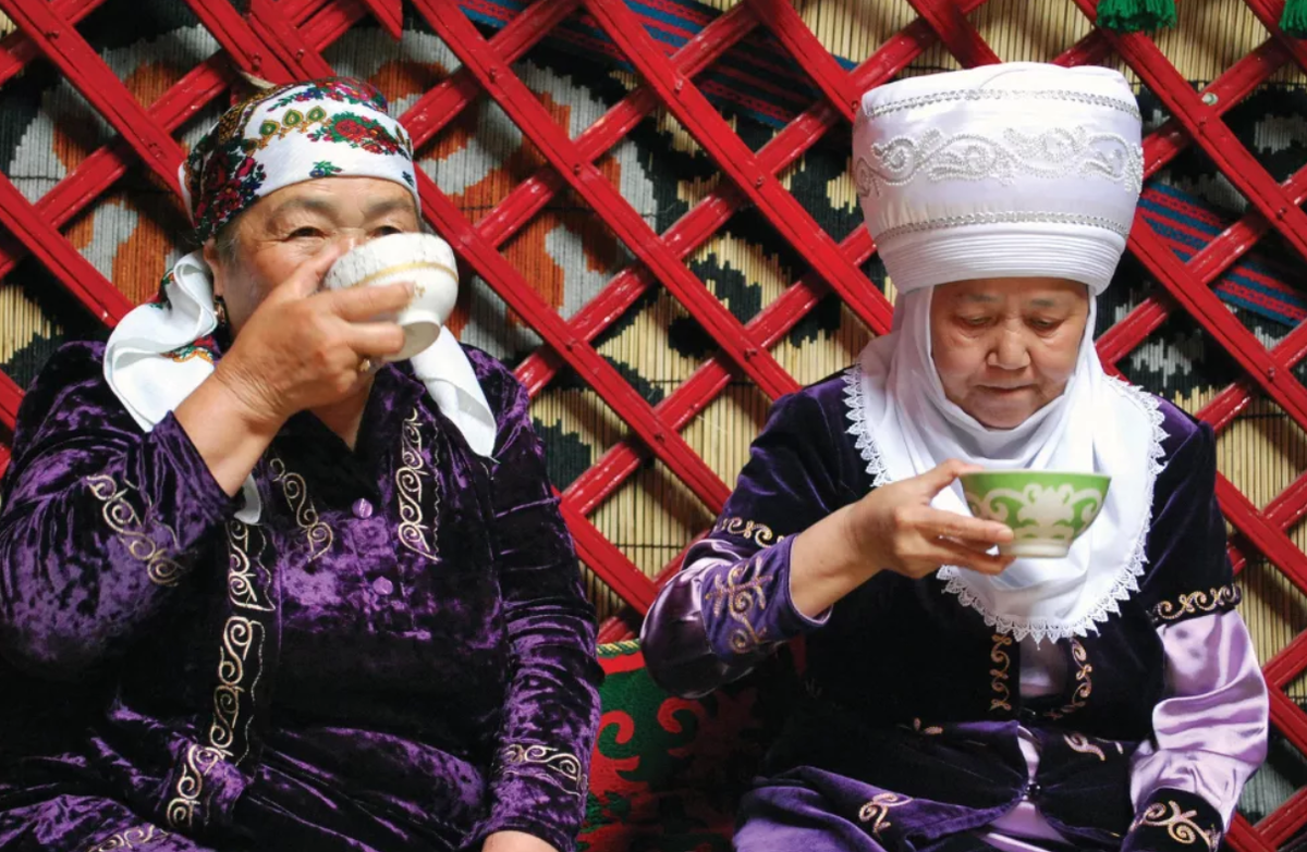 Чай по казахски. Чаепитие в Киргизии. Чай у казахов. Казахская чайная церемония. Чайная церемония в Киргизии.
