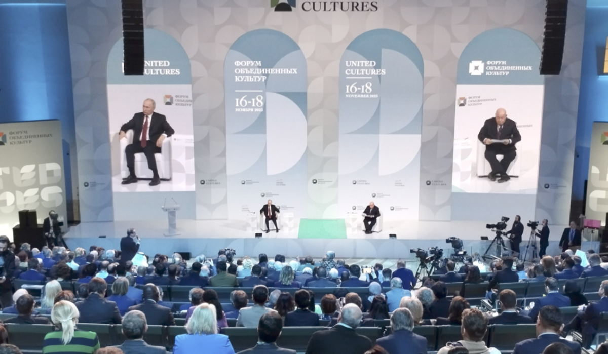     Путин на форуме в Петербурге. Источник: rg.ru Автор фото: Константин Завражин