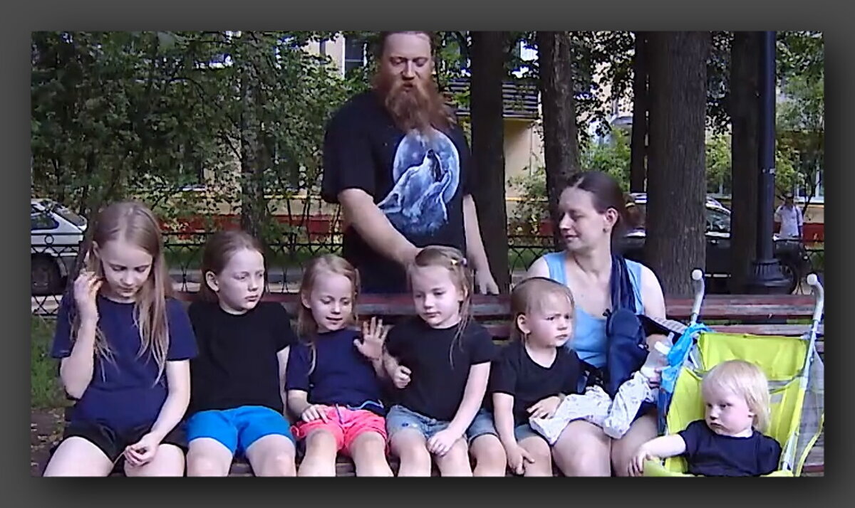 Пожалуй, самая противоречивая многодетная семья России...