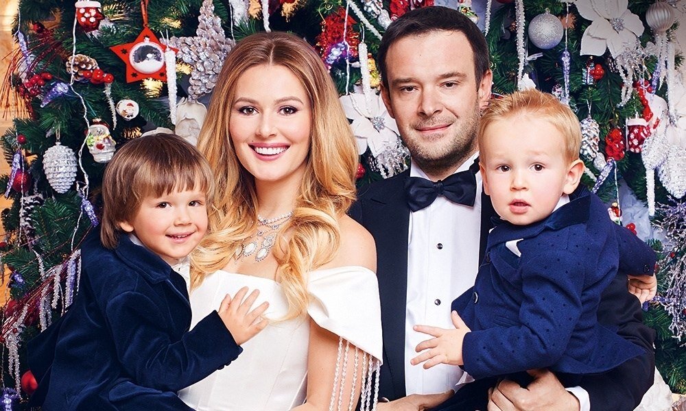 Кожевникова с мужем и детьми...