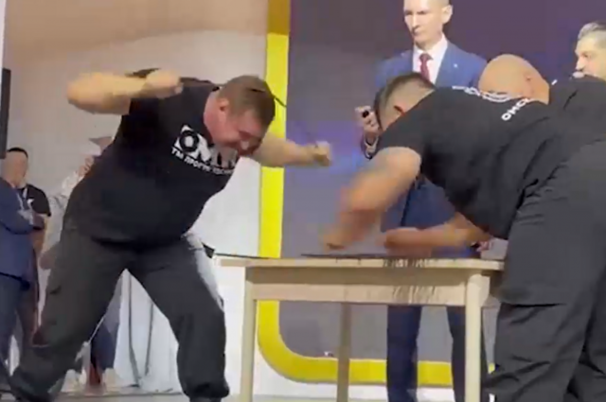    Омич установил мировой рекорд по сгибанию железных прутьев о голову