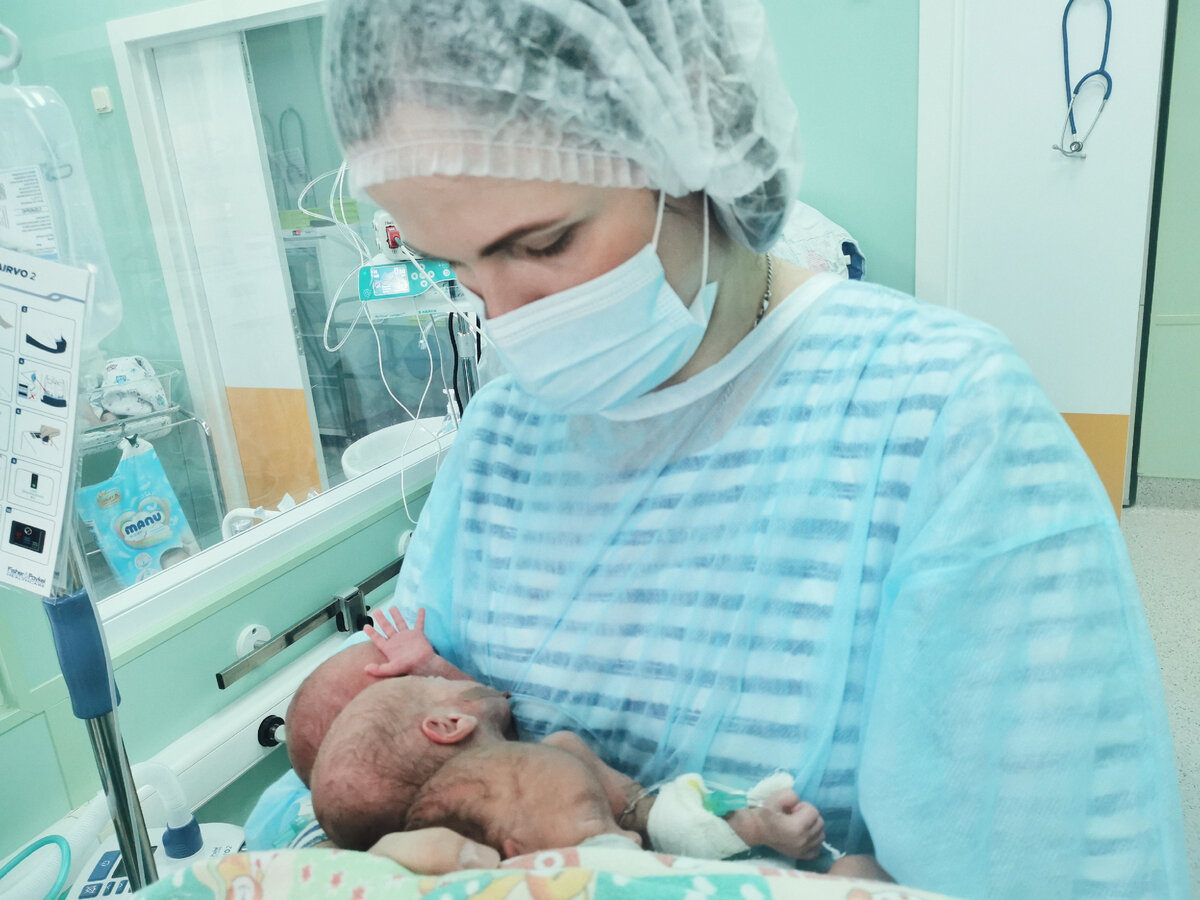 Первый раз держу сыновей на руках