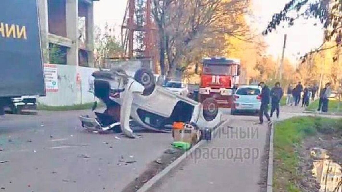 В Краснодаре автомобиль виновника ДТП после удара перевернулся на крышу |  Краснодар. Новости | Дзен