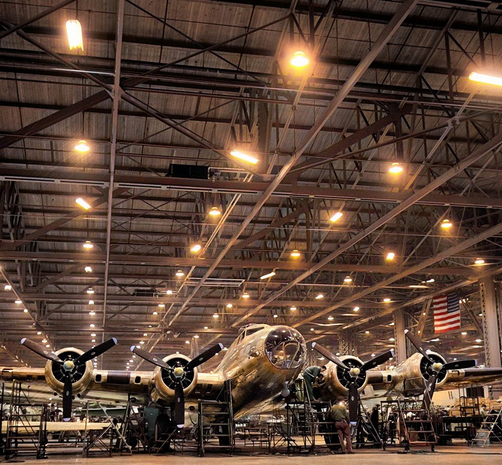 Почти готовый B-17 Flying Fortress на заводе Boeing в Сиэтле в 1942 году. Фото: @colorized_pics