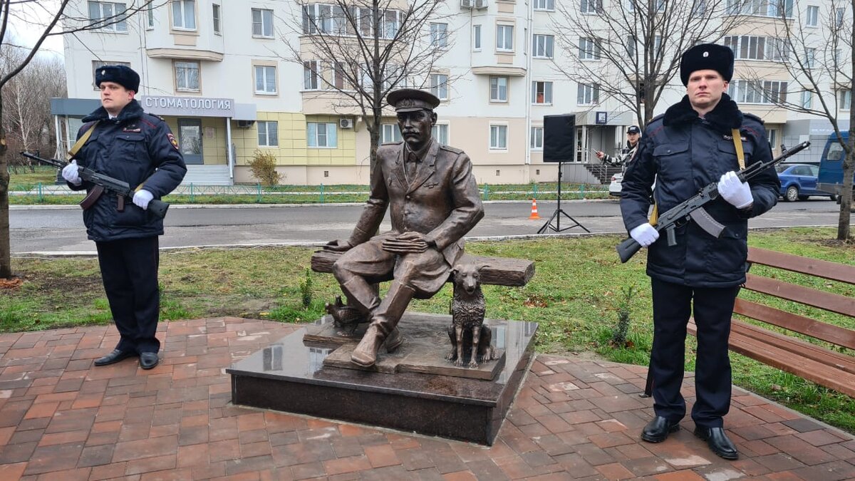    В Курске открыли памятник участковому