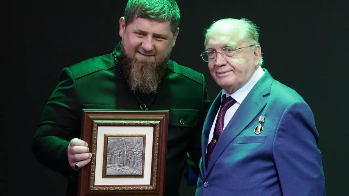     Рамзан Кадыров получил от ректора МГУ медаль «За вклад в евразийское сотрудничество» — написал спикер парламента республики Магомед Даудов в своем ТГ-канале.