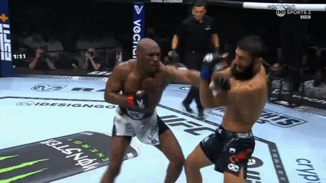 Вставший с дивана дедушка Камару бодро насыпает фавориту в стойке