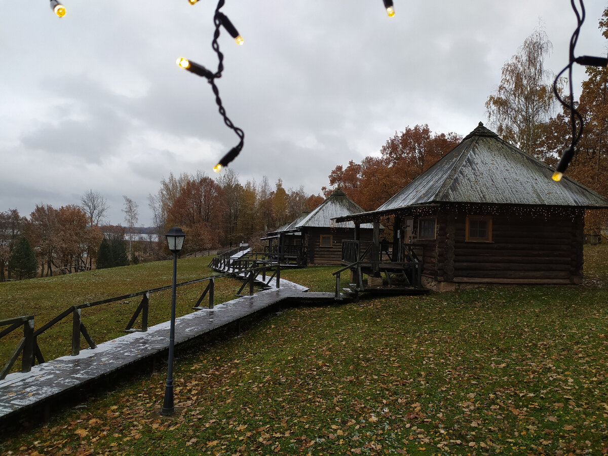 Загородный отель Волынь в Псковской области /фото автор/ вид на охотничьи домики