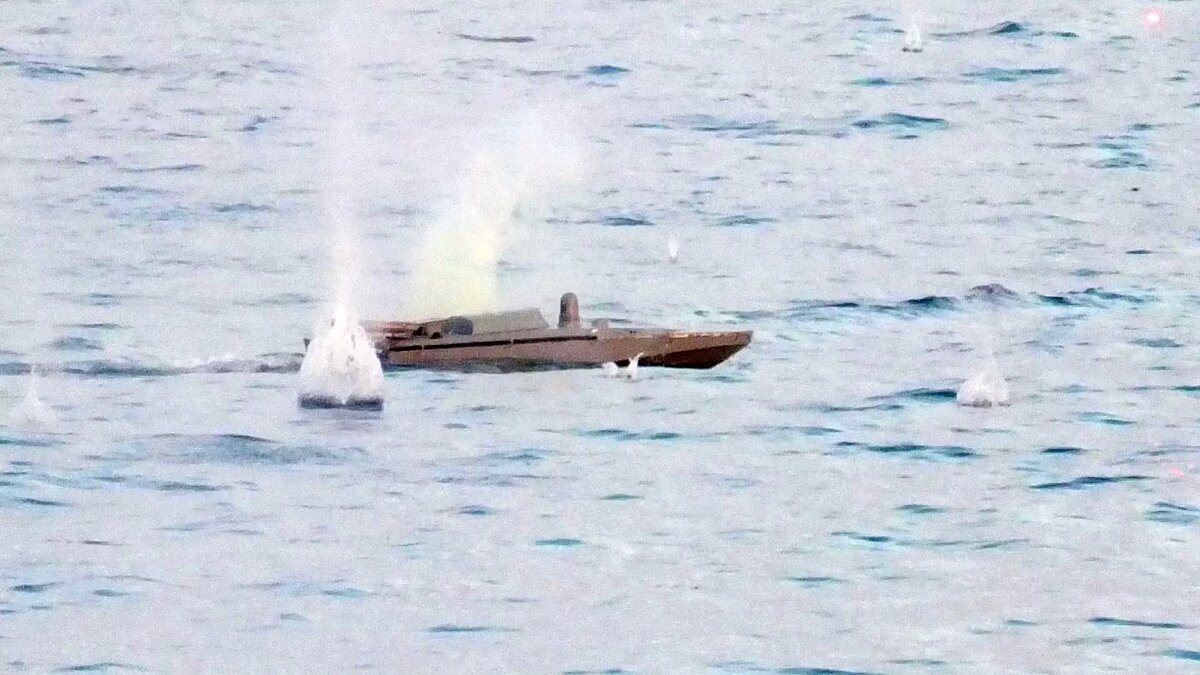     Рядом с полуостровом Крым были уничтожены семь безэкипажных катеров и один быстроходный катер с десантной группой украинских военных.