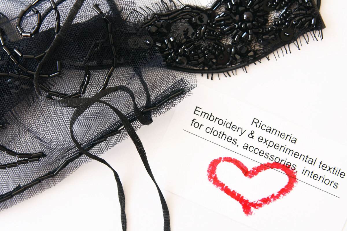 Ручная вышивка на кружеве. Фотография моей работы.