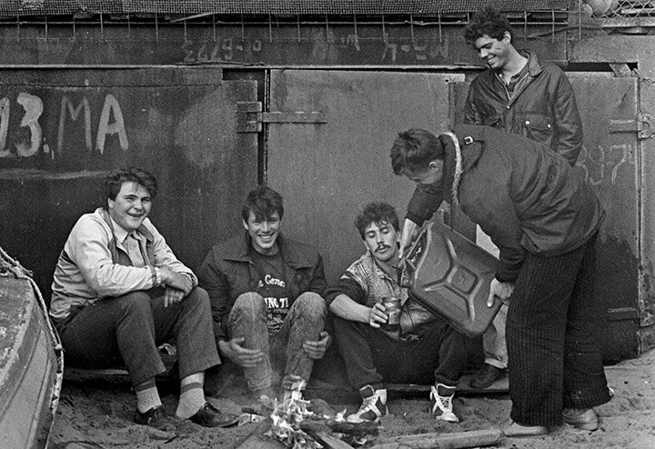 В 90-Е БОРЬБУ ЗА УМЫ МОЛОДЁЖИ КОМСОМОЛ И МИЛИЦИЯ ПРОИГРАЛИ. ПОДРОСТКИ ОКАЗАЛИСЬ ПРЕДОСТАВЛЕНЫ САМИ СЕБЕ. ФОТО: ALEKSANDR SCHEMLYAEV/RUSSIAN LOOK/GLOBAL LOOK PRESS
