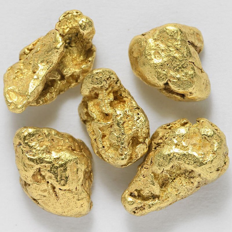 Россыпь небольших самородков золота (картинка для превью)