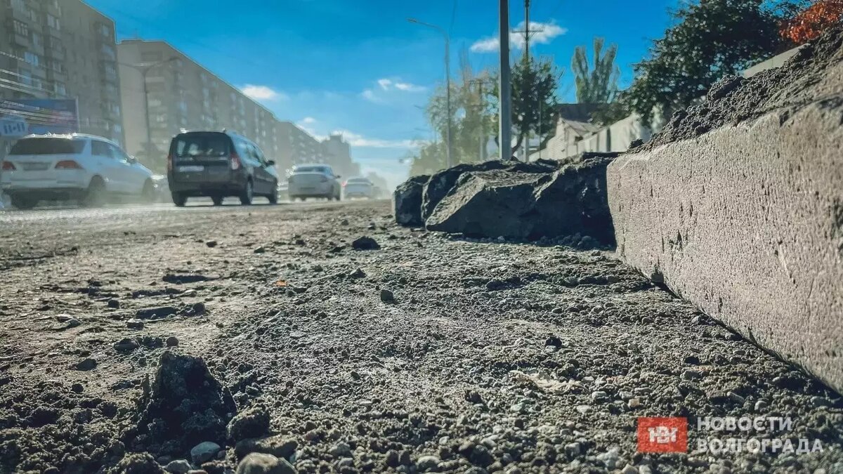     Масштабный дорожный ремонт на улице Рокоссовского подкинул трудностей волгоградским автомобилистам. С конца октября пробки там стали обычным делом даже в середине дня. Но это не единственная проблема. Необходимость ремонтировать дороги в конце года влечёт за собой дополнительные риски.