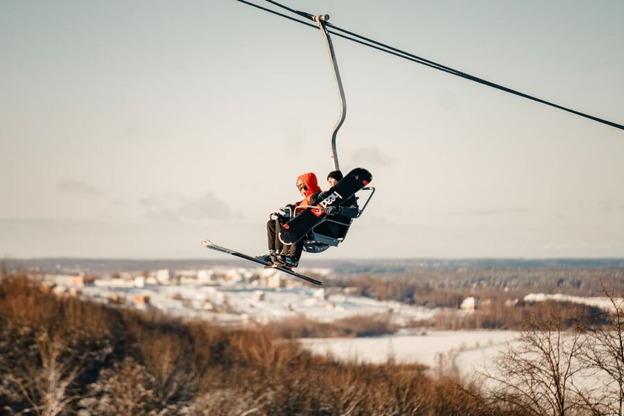 Калуга правый берег квань. Квань ночной спуск. Квань горнолыжный. Квань горнолыжный. Горнолыжка в калуге.