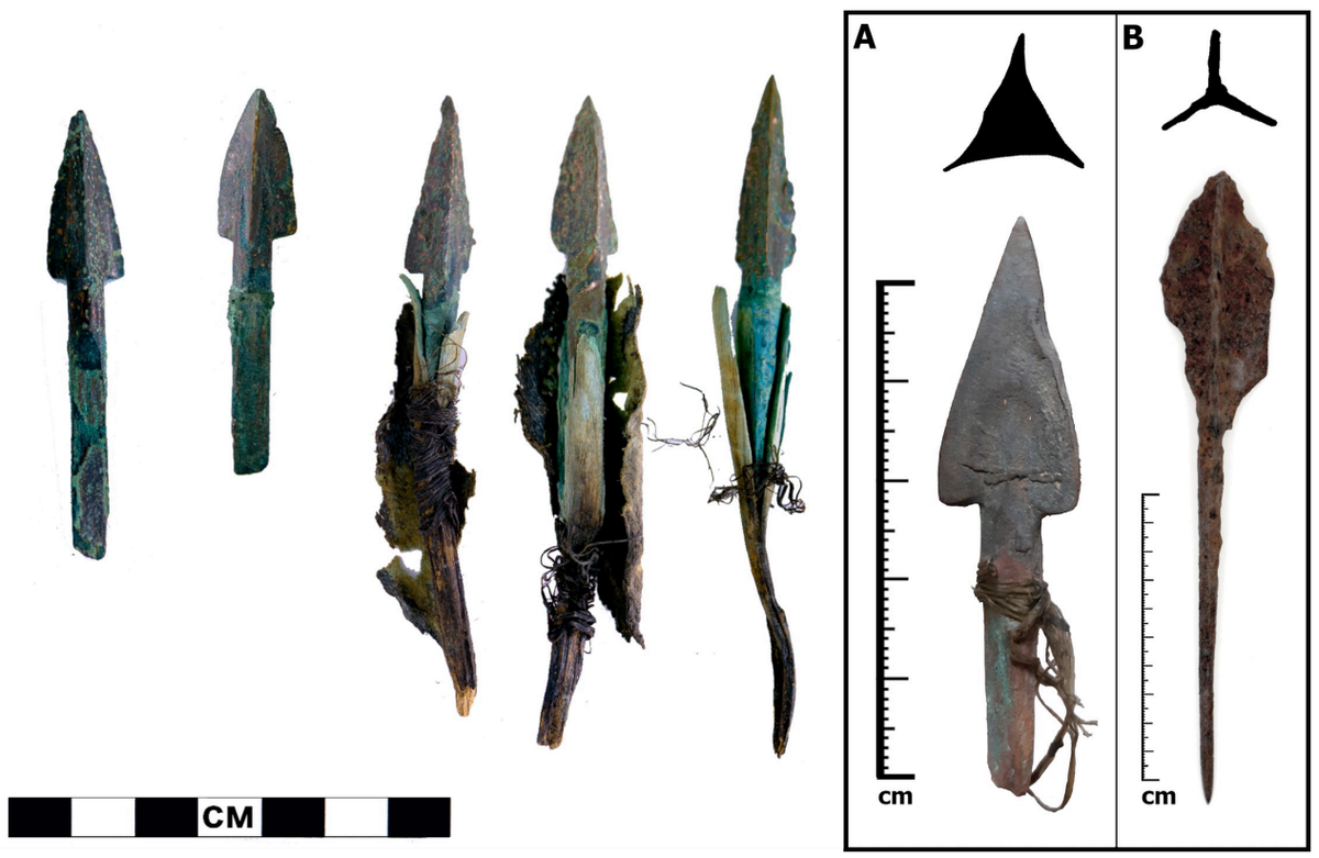 Слева: бронза, вторя четверть 1 тысячелетия до н.э., справа - бронза (A) и железо (B), 1 тысячелетие до н.э. Территория современной Монголии. По Петтигрю и Тейлор, 2023
