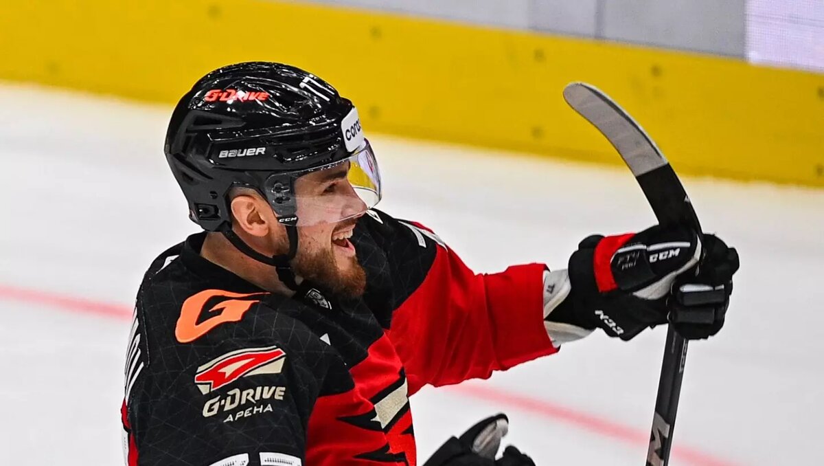     Эта шайба стала для хоккеиста первой за «Авангард» и позволила команде перевести игру в овертайм, а затем в серию буллитов.