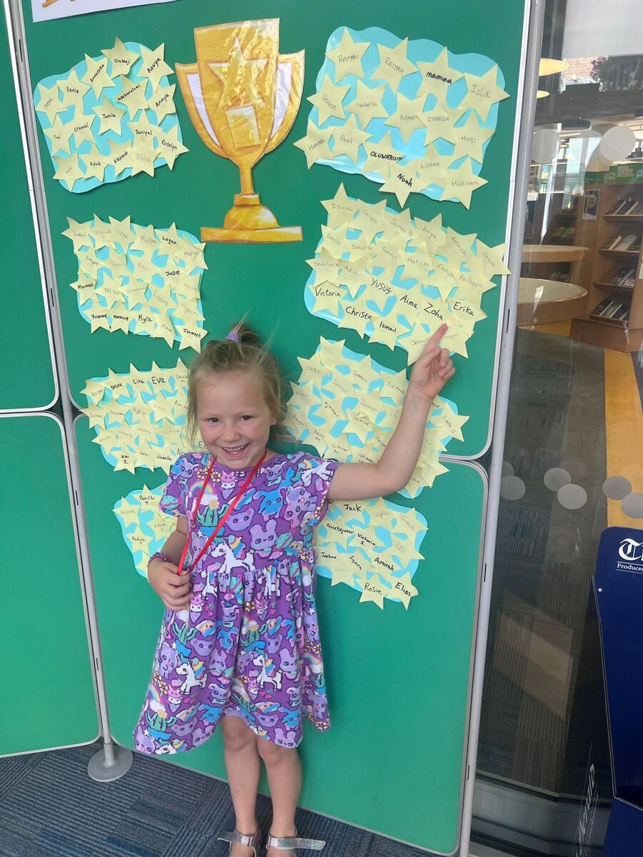 Здесь на стенде - имена детей - лучших читателей библиотеки. Можете посмотреть, какие имена распространены в Аксбридж.